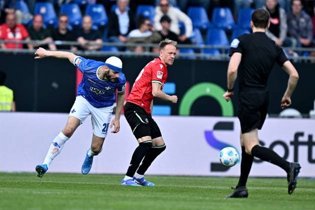 20 04 2025, xfux, Fussball 2 Bundesliga, SV Darmstadt 98 Hannover 96 v l Aleksandar Vukotic SV Darmstadt 98 mit Verband, Havard Nielsen Hannover 96 DFL DFB REGULATIONS PROHIBIT ANY USE OF PHOTOGRAPHS as IMAGE SEQUENCES and or QUASI VIDEO Licensing of this image to and or by SV Darmstadt 1898 e V and subsidiaries is not permitted No release of or sale to SV Darmstadt 1898 e V Darmstadt