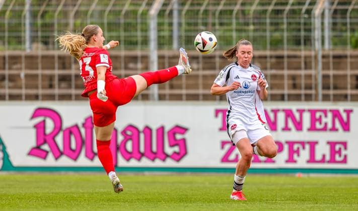 GER, Freiburg, SC Freiburg II vs FC Nürnberg, 2 Frauen Bundesliga, Fußball, DFB, Spielzeit 2024 2025, Möslestadion, 22 Spieltag, im Bild v l Belma Dzaferi SC Freiburg II 23 , Nastassja Lein FC Nürnberg 24 DFB DFL REGULATIONS PROHIBIT ANY USE OF PHOTOGRAPHS AS IMAGE SEQUENCES AND OR QUASI VIDEO, 20 04 2025, Copyright: HMBxMedia HendrikxHamelau
