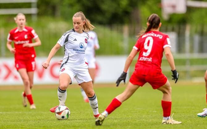 GER, Freiburg, SC Freiburg II vs FC Nürnberg, 2 Frauen Bundesliga, Fußball, DFB, Spielzeit 2024 2025, Möslestadion, 22 Spieltag, im Bild v l Luisa Guttenberger FC Nürnberg 4 , Charlotte Schmit SC Freiburg II 9 DFB DFL REGULATIONS PROHIBIT ANY USE OF PHOTOGRAPHS AS IMAGE SEQUENCES AND OR QUASI VIDEO, 20 04 2025, Copyright: HMBxMedia HendrikxHamelau