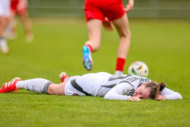 GER, Freiburg, SC Freiburg II vs FC Nürnberg, 2 Frauen Bundesliga, Fußball, DFB, Spielzeit 2024 2025, Möslestadion, 22 Spieltag, im Bild Jacqueline Baumgärtel FC Nürnberg 20 am Boden DFB DFL REGULATIONS PROHIBIT ANY USE OF PHOTOGRAPHS AS IMAGE SEQUENCES AND OR QUASI VIDEO, 20 04 2025, Copyright: HMBxMedia HendrikxHamelau