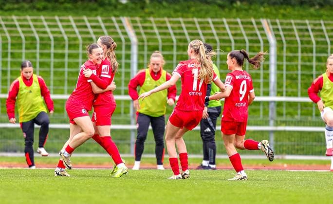 GER, Freiburg, SC Freiburg II vs FC Nürnberg, 2 Frauen Bundesliga, Fußball, DFB, Spielzeit 2024 2025, Möslestadion, 22 Spieltag, im Bild Nora Scherer SC Freiburg II 11 scores the goal to 1 1 and cheers with the team DFB DFL REGULATIONS PROHIBIT ANY USE OF PHOTOGRAPHS AS IMAGE SEQUENCES AND OR QUASI VIDEO, 20 04 2025, Copyright: HMBxMedia HendrikxHamelau