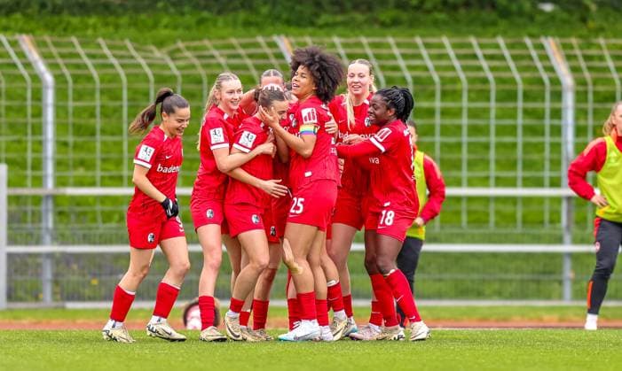 GER, Freiburg, SC Freiburg II vs FC Nürnberg, 2 Frauen Bundesliga, Fußball, DFB, Spielzeit 2024 2025, Möslestadion, 22 Spieltag, im Bild Nora Scherer SC Freiburg II 11 scores the goal to 1 1 and cheers with the team DFB DFL REGULATIONS PROHIBIT ANY USE OF PHOTOGRAPHS AS IMAGE SEQUENCES AND OR QUASI VIDEO, 20 04 2025, Copyright: HMBxMedia HendrikxHamelau