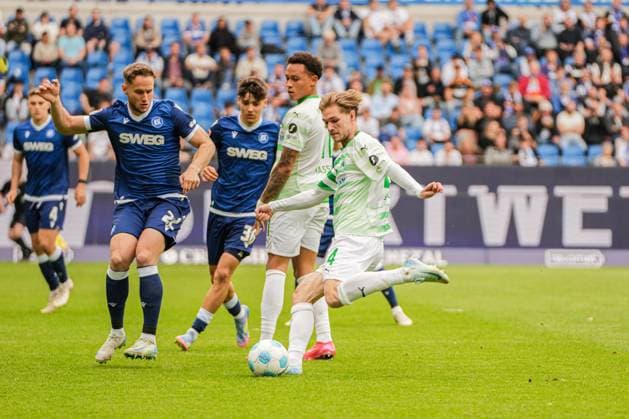 2 Soccer Bundesliga, Karlsruher SC SpVgg Greuther Fürth, 20 04 2025 Marco John SpVgg Greuther Fürth 24 fighting his way through the sixteen and taking a shot on goal 2 Soccer Bundesliga, Karlsruher SC SpVgg Greuther Fürth BBBank Wildpark Karlsruhe, 20 04 2025 DFB DFL REGULATIONS PROHIBIT ANY USE OF PHOTOGRAPHS AS IMAGE SEQUENCES AND OR QUASI VIDEO Copyright: xBEAUTIFULxSPORTS Boscox