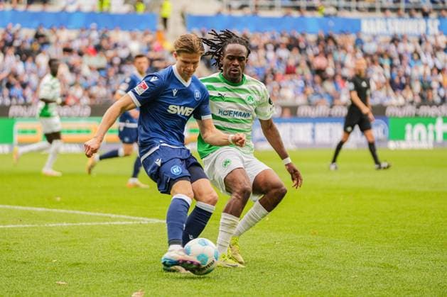 2 Soccer Bundesliga, Karlsruher SC SpVgg Greuther Fürth, 20 04 2025 Duel between Dzenis Burnic Karlsruher SC 7 and Noel Futkeu SpVgg Greuther Fürth 9 2 Soccer Bundesliga, Karlsruher SC SpVgg Greuther Fürth BBBank Wildpark Karlsruhe, 20 04 2025 DFB DFL REGULATIONS PROHIBIT ANY USE OF PHOTOGRAPHS AS IMAGE SEQUENCES AND OR QUASI VIDEO Copyright: xBEAUTIFULxSPORTS Boscox
