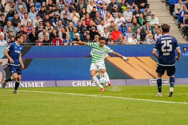 2 Soccer Bundesliga, Karlsruher SC SpVgg Greuther Fürth, 20 04 2025 Roberto Massimo SpVgg Greuther Fürth 11 with a shot on goal 2 Soccer Bundesliga, Karlsruher SC SpVgg Greuther Fürth BBBank Wildpark Karlsruhe, 20 04 2025 DFB DFL REGULATIONS PROHIBIT ANY USE OF PHOTOGRAPHS AS IMAGE SEQUENCES AND OR QUASI VIDEO Copyright: xBEAUTIFULxSPORTS Boscox