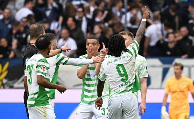 20 04 2025 Soccer Season 2024 2025 2 Soccer Bundesliga 30 Matchday Karlsruher SC KSC Karlsruhe SpVgg Greuther Fürth Kleeblatt Sportfoto Zink xwoxzix DFL regulations prohibit any use of photographs as image sequences and or quasi video only for editorial use Mannschaft Team Fürth rklamiert bei Florian Heft Referee