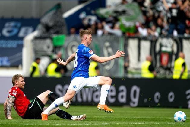 Andreas Voglsammer Hannover 96, 32 in duel with Clemens Riedel SV Darmstadt 98, 38 , GER, SV Darmstadt 98 vs Hannover 96, 2 Bundesliga, Soccer, Matchday 30, Season 2024 2025, 20 04 2025 DFL REGULATIONS PROHIBIT ANY USE OF PHOTOGRAPHS as IMAGE SEQUENCES and or QUASI VIDEO GER, SV Darmstadt 98 vs Hannover 96, 2 Bundesliga, Soccer, Matchday 30, Season 2024 2025, 20 04 2025 Darmstadt Copyright: xEibner-Pressefoto FlorianxWiegandx EP_FWD
