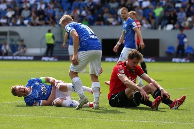 20 04 2025, xrekx, Fussball 2 Bundesliga, SV Darmstadt 98 Hannover 96 v l Clemens Riedel SV Darmstadt 98 verletzt, Verletzung, Schmerz, Schmerzen, injured, injury, pain, pains Andreas Müller Mueller SV Darmstadt 98 Phil Neumann Hannover 96 DFL DFB REGULATIONS PROHIBIT ANY USE OF PHOTOGRAPHS as IMAGE SEQUENCES and or QUASI VIDEO Darmstadt
