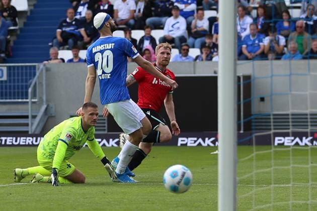 20 04 2025, xrekx, Soccer 2 Bundesliga, SV Darmstadt 98 Hannover 96 v l Goal kick to 1 1 by Andreas Voglsammer Hannover 96 Marcel Schuhen SV Darmstadt 98 DFL DFB REGULATIONS PROHIBIT ANY USE OF PHOTOGRAPHS as IMAGE SEQUENCES and or QUASI VIDEO Darmstadt