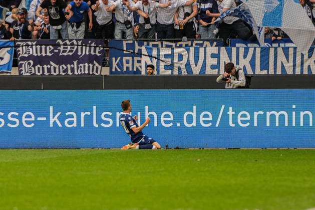 2 Soccer Bundesliga, Karlsruher SC SpVgg Greuther Fürth, 20 04 2025 Marvin Wanitzek Karlsruher SC 10 with his goal celebration for 1 0 2 Soccer Bundesliga, Karlsruher SC SpVgg Greuther Fürth BBBank Wildpark Karlsruhe, 20 04 2025 DFB DFL REGULATIONS PROHIBIT ANY USE OF PHOTOGRAPHS AS IMAGE SEQUENCES AND OR QUASI VIDEO Copyright: xBEAUTIFULxSPORTS Boscox