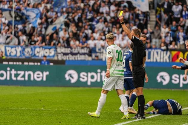 2 Soccer Bundesliga, Karlsruher SC SpVgg Greuther Fürth, 20 04 2025 Florian Heft Referee who gives Felix Klaus SpVgg Greuther Fürth 30 yellow cards 2 Soccer Bundesliga, Karlsruher SC SpVgg Greuther Fürth BBBank Wildpark Karlsruhe, 20 04 2025 DFB DFL REGULATIONS PROHIBIT ANY USE OF PHOTOGRAPHS AS IMAGE SEQUENCES AND OR QUASI VIDEO Copyright: xBEAUTIFULxSPORTS Boscox