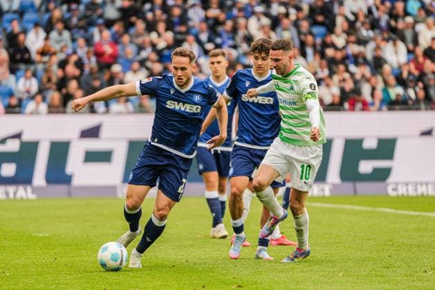 2 Soccer Bundesliga, Karlsruher SC SpVgg Greuther Fürth, 20 04 2025 Christoph Kobald Karlsruher SC 22 who prevails against Branimir Hrgota SpVgg Greuther Fürth 10 2 Soccer Bundesliga, Karlsruher SC SpVgg Greuther Fürth BBBank Wildpark Karlsruhe, 20 04 2025 DFB DFL REGULATIONS PROHIBIT ANY USE OF PHOTOGRAPHS AS IMAGE SEQUENCES AND OR QUASI VIDEO Copyright: xBEAUTIFULxSPORTS Boscox