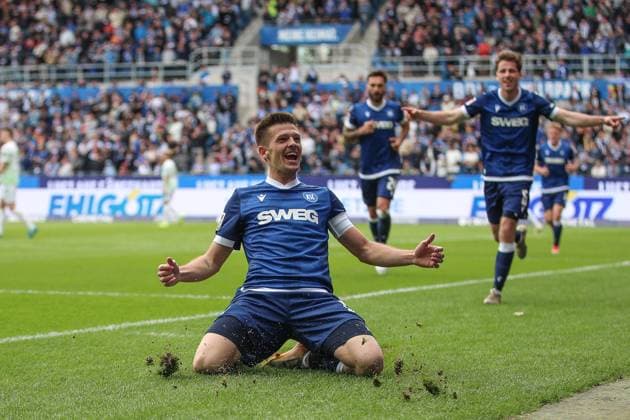 Marvin Wanitzek Karlsruher SC, 10 celebrates his goal for 1 0, Karlsruher SC vs SpVgg Greuther Fuerth, 2 Bundesliga, Matchday 30, 2024 2025, 20 04 2025, DFL REGULATES PROHIBIT ANY USE OF PHOTOGRAPHS AS IMAGE SEQUENCES AND OR QUASI VIDEO, Karlsruher SC vs SpVgg Greuther Fuerth, 2 Bundesliga, Matchday 30, 2024 2025, 20 04 2025 Karlsruhe Copyright: xEibner-Pressefoto JanxPrihodax EP_JPA