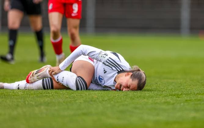 GER, Freiburg, SC Freiburg II vs FC Nürnberg, 2 Frauen Bundesliga, Fußball, DFB, Spielzeit 2024 2025, Möslestadion, 22 Spieltag, im Bild Medina DeÅ¡ić FC Nürnberg 10 verletzt am Boden DFB DFL REGULATIONS PROHIBIT ANY USE OF PHOTOGRAPHS AS IMAGE SEQUENCES AND OR QUASI VIDEO, 20 04 2025, Copyright: HMBxMedia HendrikxHamelau