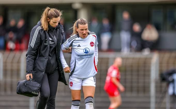 GER, Freiburg, SC Freiburg II vs FC Nürnberg, 2 Frauen Bundesliga, Fußball, DFB, Spielzeit 2024 2025, Möslestadion, 22 Spieltag, im Bild Medina DeÅ¡ić FC Nürnberg 10 muss behandelt werden DFB DFL REGULATIONS PROHIBIT ANY USE OF PHOTOGRAPHS AS IMAGE SEQUENCES AND OR QUASI VIDEO, 20 04 2025, Copyright: HMBxMedia HendrikxHamelau