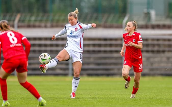 GER, Freiburg, SC Freiburg II vs FC Nürnberg, 2 Frauen Bundesliga, Fußball, DFB, Spielzeit 2024 2025, Möslestadion, 22 Spieltag, im Bild v l Zoe Schick SC Freiburg II 8 , Meret Günster FC Nürnberg 66 DFB DFL REGULATIONS PROHIBIT ANY USE OF PHOTOGRAPHS AS IMAGE SEQUENCES AND OR QUASI VIDEO, 20 04 2025, Copyright: HMBxMedia HendrikxHamelau