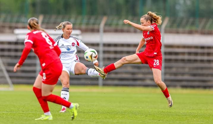 GER, Freiburg, SC Freiburg II vs FC Nürnberg, 2 Frauen Bundesliga, Fußball, DFB, Spielzeit 2024 2025, Möslestadion, 22 Spieltag, im Bild v l Meret Günster FC Nürnberg 66 , Mia Scholle SC Freiburg II 28 DFB DFL REGULATIONS PROHIBIT ANY USE OF PHOTOGRAPHS AS IMAGE SEQUENCES AND OR QUASI VIDEO, 20 04 2025, Copyright: HMBxMedia HendrikxHamelau