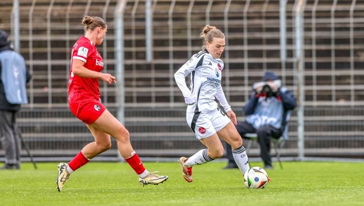 GER, Freiburg, SC Freiburg II vs FC Nürnberg, 2 Frauen Bundesliga, Fußball, DFB, Spielzeit 2024 2025, Möslestadion, 22 Spieltag, im Bild v l Zweikampf Yara Volpert SC Freiburg II 32 , Nastassja Lein FC Nürnberg 24 DFB DFL REGULATIONS PROHIBIT ANY USE OF PHOTOGRAPHS AS IMAGE SEQUENCES AND OR QUASI VIDEO, 20 04 2025, Copyright: HMBxMedia HendrikxHamelau
