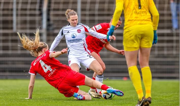 GER, Freiburg, SC Freiburg II vs FC Nürnberg, 2 Frauen Bundesliga, Fußball, DFB, Spielzeit 2024 2025, Möslestadion, 22 Spieltag, im Bild v l Zweikampf Mia Lena Maas SC Freiburg II 4 , Nastassja Lein FC Nürnberg 24 DFB DFL REGULATIONS PROHIBIT ANY USE OF PHOTOGRAPHS AS IMAGE SEQUENCES AND OR QUASI VIDEO, 20 04 2025, Copyright: HMBxMedia HendrikxHamelau