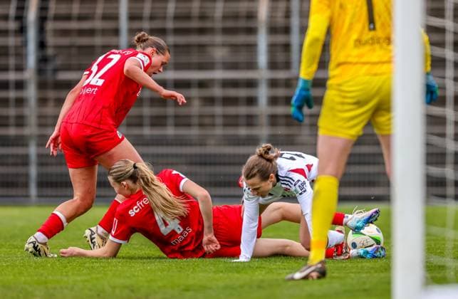 GER, Freiburg, SC Freiburg II vs FC Nürnberg, 2 Frauen Bundesliga, Fußball, DFB, Spielzeit 2024 2025, Möslestadion, 22 Spieltag, im Bild v l Zweikampf Mia Lena Maas SC Freiburg II 4 , Nastassja Lein FC Nürnberg 24 DFB DFL REGULATIONS PROHIBIT ANY USE OF PHOTOGRAPHS AS IMAGE SEQUENCES AND OR QUASI VIDEO, 20 04 2025, Copyright: HMBxMedia HendrikxHamelau