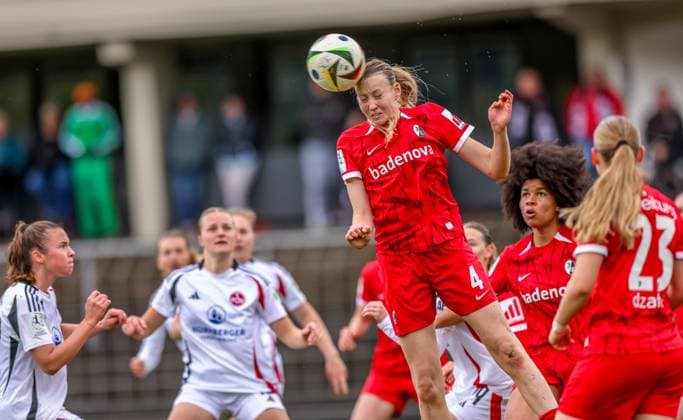 GER, Freiburg, SC Freiburg II vs FC Nürnberg, 2 Frauen Bundesliga, Fußball, DFB, Spielzeit 2024 2025, Möslestadion, 22 Spieltag, im Bild Kopfball Luisa Guttenberger FC Nürnberg 4 DFB DFL REGULATIONS PROHIBIT ANY USE OF PHOTOGRAPHS AS IMAGE SEQUENCES AND OR QUASI VIDEO, 20 04 2025, Copyright: HMBxMedia HendrikxHamelau