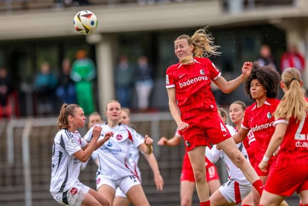 GER, Freiburg, SC Freiburg II vs FC Nürnberg, 2 Frauen Bundesliga, Fußball, DFB, Spielzeit 2024 2025, Möslestadion, 22 Spieltag, im Bild v l DFB DFL REGULATIONS PROHIBIT ANY USE OF PHOTOGRAPHS AS IMAGE SEQUENCES AND OR QUASI VIDEO, 20 04 2025, Copyright: HMBxMedia HendrikxHamelau