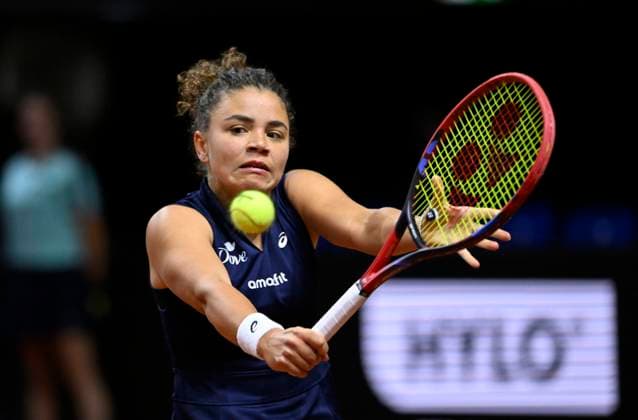 Jasmine Paolini ITA Action Tennis Womens Porsche Cup Porsche Tennis Grand Prix GP Stuttgart 2025 Porsche Arena 20 04 2024 DFL REGULATIONS PROHIBIT ANY USE OF PHOTOGRAPHS AS IMAGE SEQUENCES AND OR QUASI VIDEO Tennis Womens Porsche Cup Porsche Tennis Grand Prix GP Stuttgart 2025