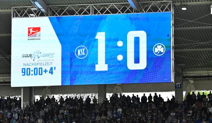 20 04 2025 Soccer Season 2024 2025 2 Soccer Bundesliga 30 Matchday Karlsruher SC KSC Karlsruhe SpVgg Greuther Fürth Kleeblatt Sportfoto Zink xwoxzix DFL regulations prohibit any use of photographs as image sequences and or quasi video only for editorial use Final result on scoreboard