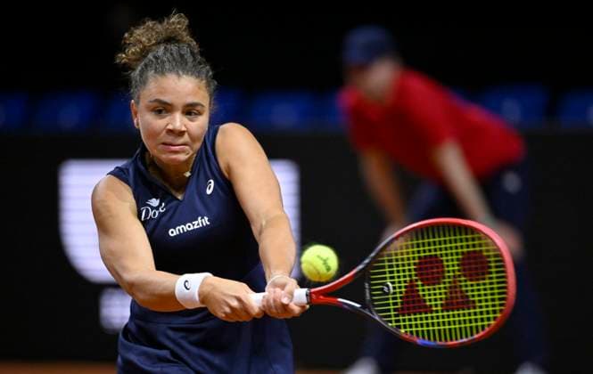 Jasmine Paolini ITA Action Tennis Womens Porsche Cup Porsche Tennis Grand Prix GP Stuttgart 2025 Porsche Arena 20 04 2024 DFL REGULATIONS PROHIBIT ANY USE OF PHOTOGRAPHS AS IMAGE SEQUENCES AND OR QUASI VIDEO Tennis Womens Porsche Cup Porsche Tennis Grand Prix GP Stuttgart 2025