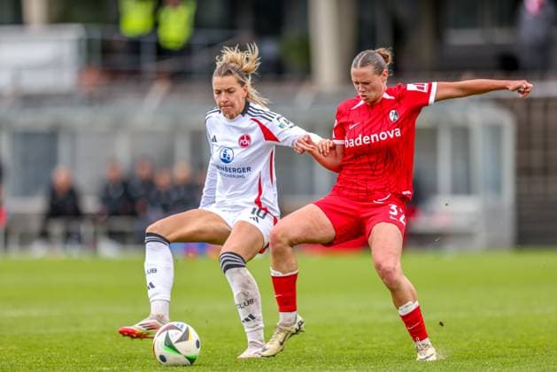 GER, Freiburg, SC Freiburg II vs FC Nürnberg, 2 Frauen Bundesliga, Fußball, DFB, Spielzeit 2024 2025, Möslestadion, 22 Spieltag, im Bild v l Medina DeÅ¡ić FC Nürnberg 10 , Yara Volpert SC Freiburg II 32 , Zweikampf DFB DFL REGULATIONS PROHIBIT ANY USE OF PHOTOGRAPHS AS IMAGE SEQUENCES AND OR QUASI VIDEO, 20 04 2025, Copyright: HMBxMedia HendrikxHamelau