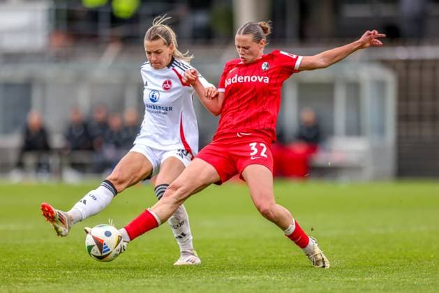 GER, Freiburg, SC Freiburg II vs FC Nürnberg, 2 Frauen Bundesliga, Fußball, DFB, Spielzeit 2024 2025, Möslestadion, 22 Spieltag, im Bild v l Medina DeÅ¡ić FC Nürnberg 10 , Yara Volpert SC Freiburg II 32 , Zweikampf DFB DFL REGULATIONS PROHIBIT ANY USE OF PHOTOGRAPHS AS IMAGE SEQUENCES AND OR QUASI VIDEO, 20 04 2025, Copyright: HMBxMedia HendrikxHamelau