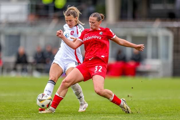 GER, Freiburg, SC Freiburg II vs FC Nürnberg, 2 Frauen Bundesliga, Fußball, DFB, Spielzeit 2024 2025, Möslestadion, 22 Spieltag, im Bild v l Medina DeÅ¡ić FC Nürnberg 10 , Yara Volpert SC Freiburg II 32 , Zweikampf DFB DFL REGULATIONS PROHIBIT ANY USE OF PHOTOGRAPHS AS IMAGE SEQUENCES AND OR QUASI VIDEO, 20 04 2025, Copyright: HMBxMedia HendrikxHamelau