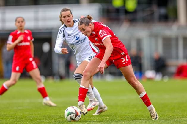 GER, Freiburg, SC Freiburg II vs FC Nürnberg, 2 Frauen Bundesliga, Fußball, DFB, Spielzeit 2024 2025, Möslestadion, 22 Spieltag, im Bild v l Medina DeÅ¡ić FC Nürnberg 10 , Yara Volpert SC Freiburg II 32 , Zweikampf DFB DFL REGULATIONS PROHIBIT ANY USE OF PHOTOGRAPHS AS IMAGE SEQUENCES AND OR QUASI VIDEO, 20 04 2025, Copyright: HMBxMedia HendrikxHamelau