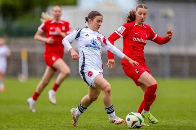 GER, Freiburg, SC Freiburg II vs FC Nürnberg, 2 Frauen Bundesliga, Fußball, DFB, Spielzeit 2024 2025, Möslestadion, 22 Spieltag, im Bild v l Marina Scholz FC Nürnberg 7 , Zoe Schick SC Freiburg II 8 DFB DFL REGULATIONS PROHIBIT ANY USE OF PHOTOGRAPHS AS IMAGE SEQUENCES AND OR QUASI VIDEO, 20 04 2025, Copyright: HMBxMedia HendrikxHamelau
