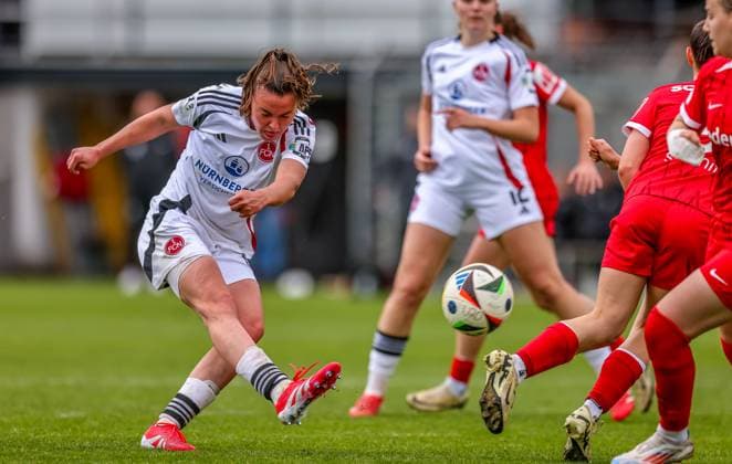 GER, Freiburg, SC Freiburg II vs FC Nürnberg, 2 Frauen Bundesliga, Fußball, DFB, Spielzeit 2024 2025, Möslestadion, 22 Spieltag, im Bild Torschuss von Julia Pollak FC Nürnberg 22 DFB DFL REGULATIONS PROHIBIT ANY USE OF PHOTOGRAPHS AS IMAGE SEQUENCES AND OR QUASI VIDEO, 20 04 2025, Copyright: HMBxMedia HendrikxHamelau