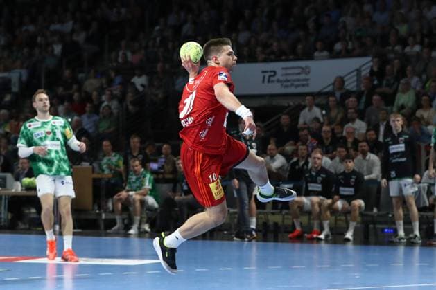 20.04.2025, xtgx, Handball, Daikin HBL, Füchse Berlin - TSV Hannover Burgdorf emspor v.l. Renars Uscins (Hannover, 10) wirft Tor, Torschuetze, erzielt Tor, Treffer, scores the goal Berlin *** 20 04 2025, xtgx, Handball, Daikin HBL, Füchse Berlin TSV Hannover Burgdorf emspor v l Renars Uscins Hannover, 10 wirft Tor, Torschuetze, erzielt Tor, Treffer, scores the goal Berlin