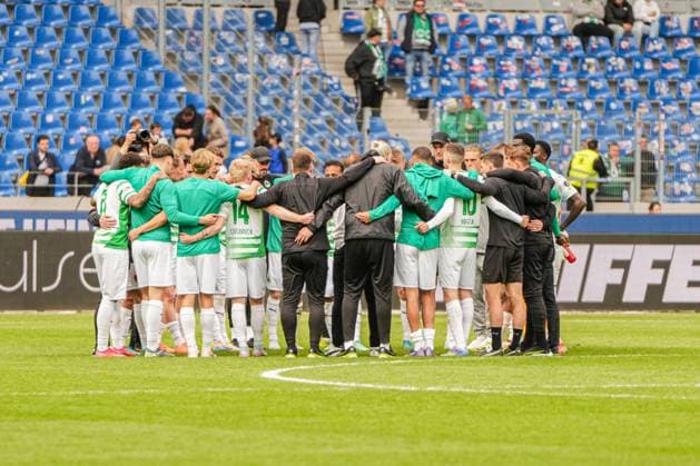 2 Soccer Bundesliga, Karlsruher SC SpVgg Greuther Fürth, 20 04 2025 Team circle after the match of Fürth 2 Soccer Bundesliga, Karlsruher SC SpVgg Greuther Fürth BBBank Wildpark Karlsruhe, 20 04 2025 DFB DFL REGULATIONS PROHIBIT ANY USE OF PHOTOGRAPHS AS IMAGE SEQUENCES AND OR QUASI VIDEO Copyright: xBEAUTIFULxSPORTS Boscox