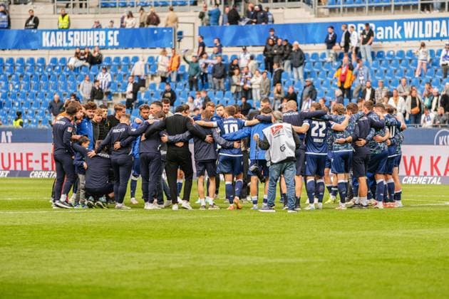 2 Soccer Bundesliga, Karlsruher SC SpVgg Greuther Fürth, 20 04 2025 Team circle after the match of KSC 2 Soccer Bundesliga, Karlsruher SC SpVgg Greuther Fürth BBBank Wildpark Karlsruhe, 20 04 2025 DFB DFL REGULATIONS PROHIBIT ANY USE OF PHOTOGRAPHS AS IMAGE SEQUENCES AND OR QUASI VIDEO Copyright: xBEAUTIFULxSPORTS Boscox