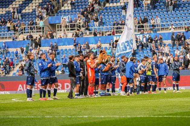 2 Soccer Bundesliga, Karlsruher SC SpVgg Greuther Fürth, 20 04 2025 The team of Karlsruher SC after the match thanking the fans 2 Soccer Bundesliga, Karlsruher SC SpVgg Greuther Fürth BBBank Wildpark Karlsruhe, 20 04 2025 DFB DFL REGULATIONS PROHIBIT ANY USE OF PHOTOGRAPHS AS IMAGE SEQUENCES AND OR QUASI VIDEO Copyright: xBEAUTIFULxSPORTS Boscox
