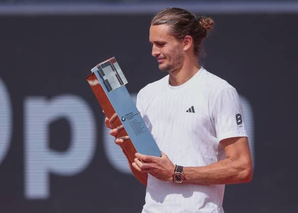 Alexander Zverev with the trophy, Award ceremony, Presentation Tennis BMW Open 2025 ATP 500 MTTC Iphitos Munich Germany April 20, 2025 Copyright: xJuergenxHasenkopfx