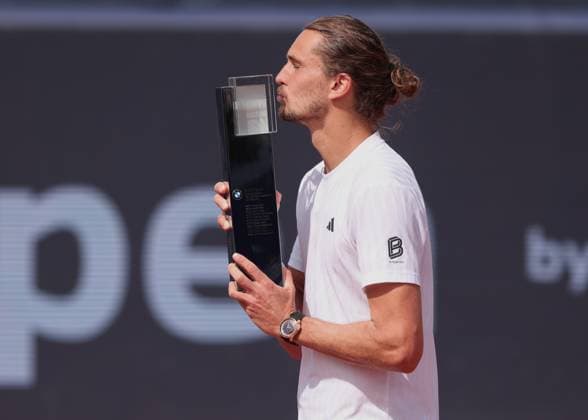 Alexander Zverev with the trophy, Award ceremony, Presentation Tennis BMW Open 2025 ATP 500 MTTC Iphitos Munich Germany April 20, 2025 Copyright: xJuergenxHasenkopfx