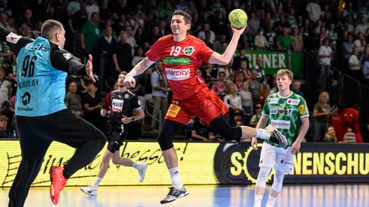 in the picture from l Dejan Milosavljev Fuechse Berlin, 96 , Marius Steinhauser TSV Hannover Burgdorf, 19 , duel, action, fight, fights for the ball, GER, Berlin, handball, Fuechse Berlin vs TSV Hannover Burgdorf, DAIKIN Handball Bundesliga, in the Max Schmeling Halle, 20 04 2025, Copyright: HMBxMedia UwexKoch