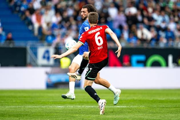 Fraser Hornby SV Darmstadt 98, 09 in duel with Fabian Kunze Hannover 96, 06 , GER, SV Darmstadt 98 vs Hannover 96, 2 Bundesliga, Football, Matchday 30, Season 2024 2025, 20 04 2025 DFL REGULATIONS PROHIBIT ANY USE OF PHOTOGRAPHS as IMAGE SEQUENCES and or QUASI VIDEO GER, SV Darmstadt 98 vs Hannover 96, 2 Bundesliga, Football, Matchday 30, Season 2024 2025, 20 04 2025 Darmstadt Copyright: xEibner-Pressefoto FlorianxWiegandx EP_FWD