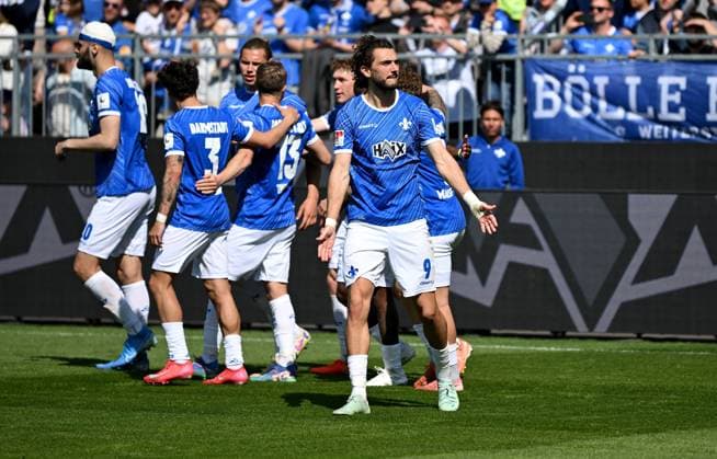 20 04 2025, xfux, Fussball 2 Bundesliga, SV Darmstadt 98 Hannover 96 v l Torschuetze Torschütze Fraser Hornby SV Darmstadt 98 Torjubel, Jubel, Goal celebration, celebrate the goal zum 3 1 DFL DFB REGULATIONS PROHIBIT ANY USE OF PHOTOGRAPHS as IMAGE SEQUENCES and or QUASI VIDEO Licensing of this image to and or by SV Darmstadt 1898 e V and subsidiaries is not permitted No release of or sale to SV Darmstadt 1898 e V Darmstadt