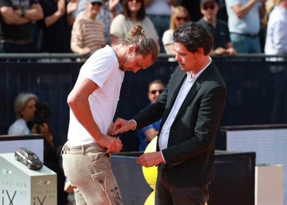 MTTC Iphitos Chairman Dr. Fabian Tross watches as winner Alexander Zverev puts on his lederhosen, award ceremony, presentation Copyright: xJuergenxHasenkopfx