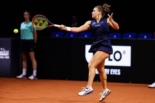 In the picture Jasmine Paolini ITA semi-final Aryna Sabalenka vs Jasmine Paolini ITA GER, Porsche Tennis Grand Prix GP Stuttgart 2025, WTA500, 20 04 2025 GER, Porsche Tennis Grand Prix GP Stuttgart 2025, WTA500, 20 04 2025 Stuttgart Copyright: xEibner-Pressefoto RogerxBuerkex EP
