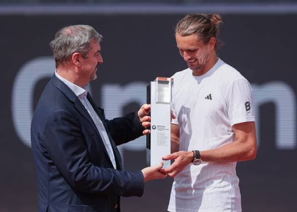 State Premier Dr. Markus Soeder presents the trophy to Alexander Zverev, Award Ceremony, Presentation Tennis BMW Open 2025 ATP 500 MTTC Iphitos Munich Germany 20 April 2025 Copyright: xJuergenxHasenkopfx