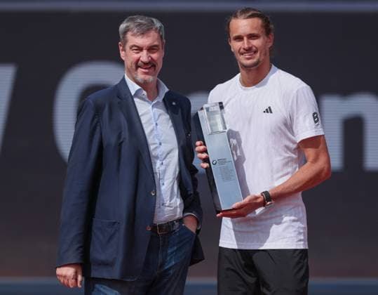 State Premier Dr. Markus Soeder presents the trophy to Alexander Zverev, Award Ceremony, Presentation Tennis BMW Open 2025 ATP 500 MTTC Iphitos Munich Germany 20 April 2025 Copyright: xJuergenxHasenkopfx