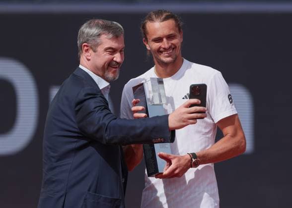 State Premier Dr. Markus Soeder takes a selfie with Alexander Zverev, Award ceremony, Presentation Copyright: xJuergenxHasenkopfx