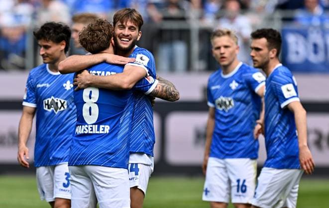 20 04 2025, xfux, Fußball 2 Bundesliga, SV Darmstadt 98 Hannover 96 v l Luca Marseiler SV Darmstadt 98 , Torschuetze Torschütze Killian Corredor SV Darmstadt 98 Torjubel, Jubel, Goal celebration, celebrate the goal zum 2 1 jubelnd bejubelt jubelt jubeln Jubel DFL DFB REGULATIONS PROHIBIT ANY USE OF PHOTOGRAPHS as IMAGE SEQUENCES and or QUASI VIDEO Licensing of this image to and or by SV Darmstadt 1898 e V and subsidiaries is not permitted No release of or sale to SV Darmstadt 1898 e V Darmstadt